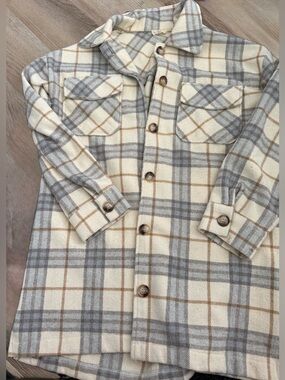 Hem & Thread Women's Cream and Gray Plaid Shacket